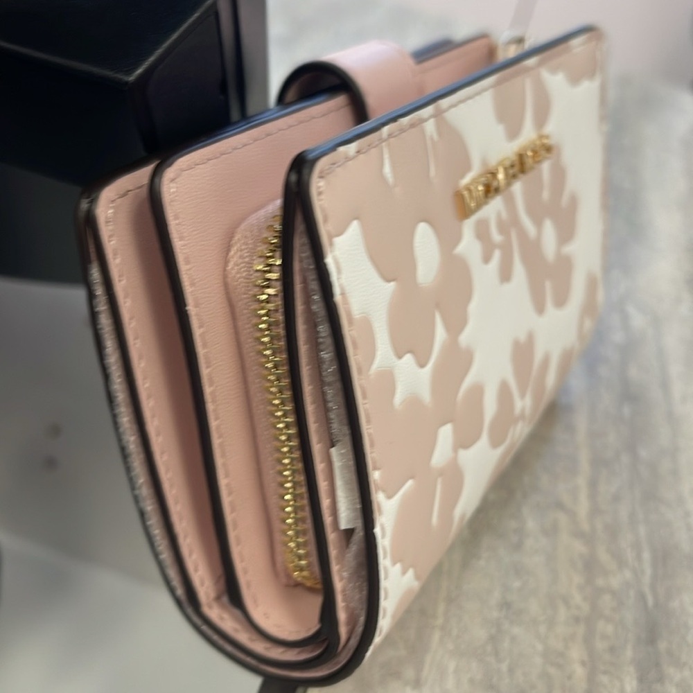 Michael Kors Jet Set Medium Floral Print Bi-Fold Wallet
POWDER BLUSH
NWT - Picture 7 of 16